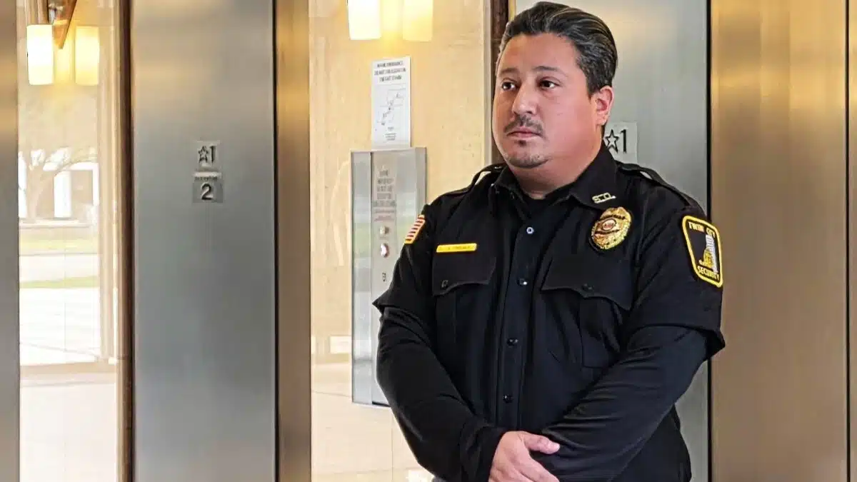 unarmed-security-guard-fortworth-img-1 Security guard standing by building elevators